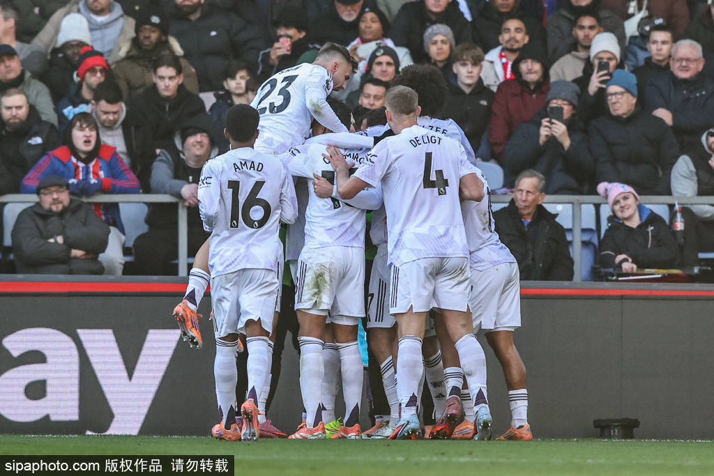 《赛博朋克2077》震撼新截图 基努里维斯背影爆帅